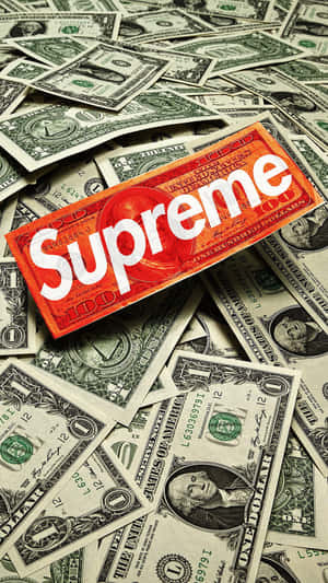 一堆百元美鈔上的紅色Supreme標誌。