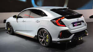 展示中的銀色本田Civic Type R跑車，配備紅色尾燈和黃色制動卡鉗。