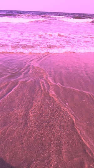 粉紅色的海浪在紫色天空下沖刷濕沙。 — 淺粉紅色美學動圖 壁紙