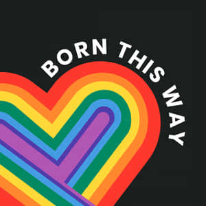 一個彩虹心形，上面有「BORN THIS WAY」文字，背景為黑色。
