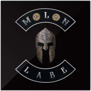 斯巴達頭盔標誌，帶有 'MOLN LABE' 和子彈殼，背景為黑色。