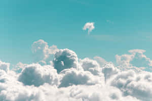 以充滿活力的綠松色天空為背景的蓬鬆白雲空中景觀。