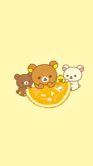 三隻熊和一隻小鴨子在橙片上依偎。 — 鬆弛熊 GIF 壁紙