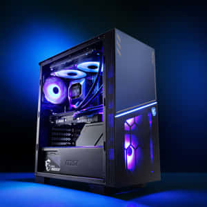 黑色遊戲電腦，帶有發光的紫色和藍色內部燈光和 MSI 品牌標誌。