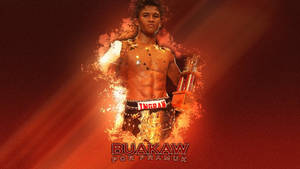 泰拳冠軍 Buakaw Por Pramuk 手持獎盃，被熾熱的橙色光芒包圍。