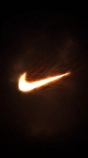 一個在黑暗背景下發光的熾熱橙色Nike剔號標誌。