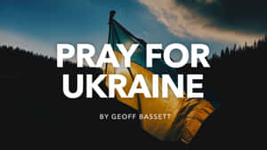 烏克蘭國旗在暮色森林中飄揚，帶有「Pray for Ukraine」文字。 — 烏克蘭 壁紙
