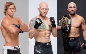 三位身穿戰鬥裝備的男性MMA拳手為肖像照擺姿勢。