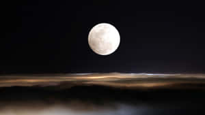 滿月在夜間照耀著雲海。 — 月色夜空 壁紙
