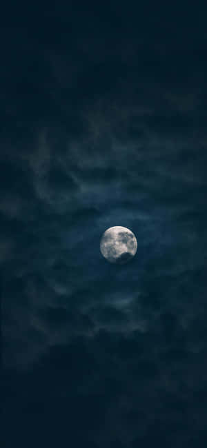 滿月穿過烏雲在夜晚閃耀。 — 月色夜空 壁紙