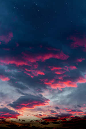 戲劇性的暮色天空，帶有洋紅色雲彩和閃爍的星星