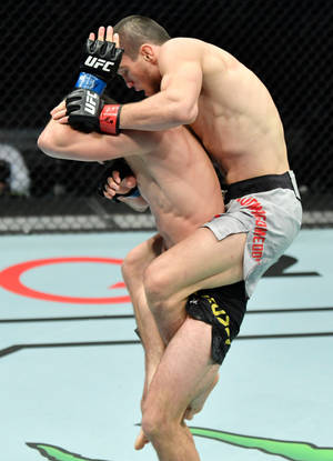 兩名拳手在UFC八角籠內陷入纏鬥。