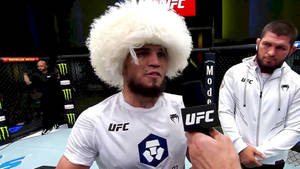 戴白色帽子的UFC拳手在八角籠內接受訪問