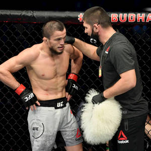 UFC拳手在八角籠內被教練用蓬鬆毛巾降溫