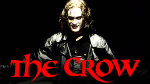 一個穿著皮夾克、蒼白化妝、長髮的男人，紅色文字寫著The Crow。