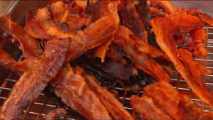 酥脆煙肉條在金屬架上冷卻