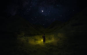 一個人在星光山谷中夜間獨行，手持發光燈籠。