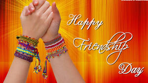兩隻手緊握在一起，戴著色彩繽紛的友誼手鏈，並帶有 'Happy Friendship Day' 文字。