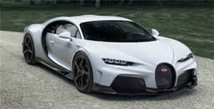 白色Bugatti Chiron剪刀門打開在碎石路上。