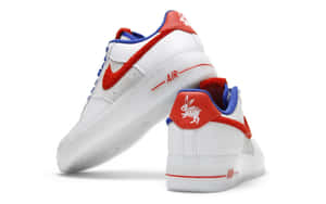 白色Nike Air Force 1運動鞋，帶有紅藍色點綴和兔子標誌。