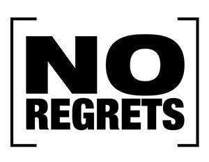 在純白背景上，方括號框架內有粗體黑色文字寫著 no regrets。 — 黑白 壁紙