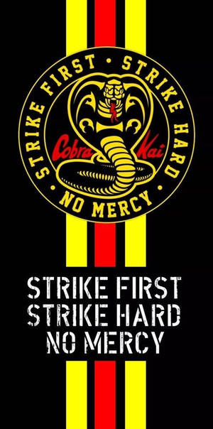 Cobra Kai 標誌，帶有眼鏡蛇和文字 strike first strike hard no mercy