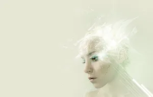 一個女人的臉,眼睛發光,衝破破碎玻璃效果。
