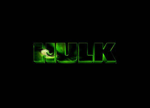 黑色背景上，字母 O 中帶有眼睛的發光綠色 Hulk 標誌。