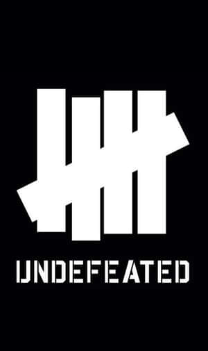 黑色背景上的白色 Undefeated 品牌標誌