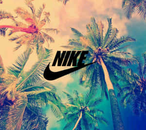 Nike標誌疊加在棕櫚樹上，背景為色彩繽紛的熱帶天空。