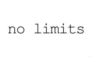 純白背景上寫有「no limits」的粗體黑色文字