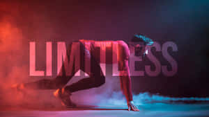 運動員在紅色和藍色霓虹燈光下處於起跑位置，伴有煙霧和「LIMITLESS」文字。