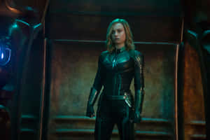 Captain Marvel 著住佢嘅套裝企喺一個有發光藍燈嘅高科技房間。