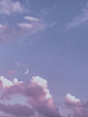 紫色雲朵在月牙下飄移，一片寧靜的暮色天空。 — 天空景觀 壁紙
