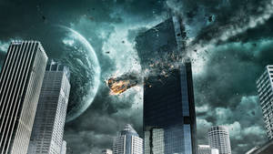 一座城市摩天大樓因流星撞擊而爆炸，天空中可見一顆行星。