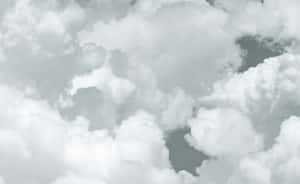 蓬鬆的白雲在柔和的灰色天空中飄浮