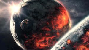 在明亮的太陽和較小衛星附近的太空中，一顆熾熱的行星發生熔岩噴發。