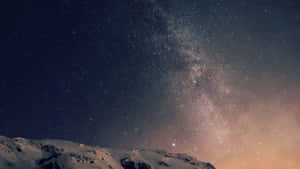 在可見銀河的星空夜空下，積雪的山脈。 — 夜空 壁紙