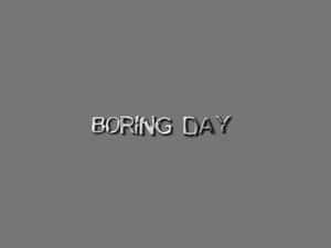 灰色背景上顯示金屬3D文字「BORING DAY」。