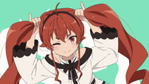 紅髮動漫女孩拉著雙馬尾並眨眼。