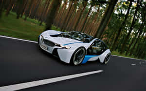 白色和藍色BMW i8在蜿蜒的道路上穿越森林疾馳。
