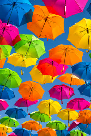 充滿漂浮彩色雨傘的天空，色調明亮。