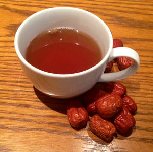 白色茶杯配紅棗在木質表面 — 青綠色 GIF 壁紙