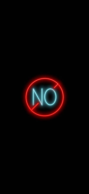 霓虹燈牌在黑色背景上顯示紅色圓圈內的藍色「NO」字樣。