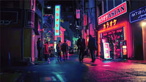 夜晚的東京街道，霓虹燈招牌和行人在繽紛燈光下。