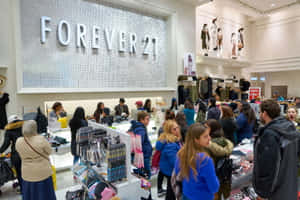 顧客在擁擠的 Forever 21 零售店內瀏覽服裝貨架。