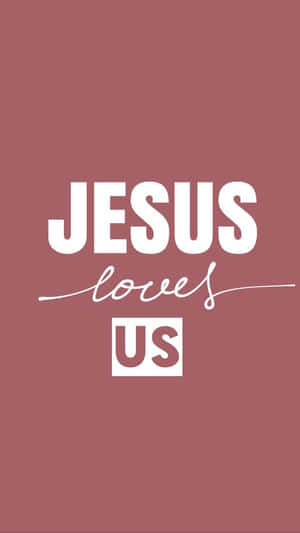文字壁紙，在塵埃玫瑰背景上以白色顯示「JESUS loves US」。