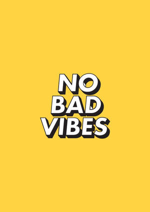粗體白色3D文字顯示no bad vibes，位於黃色背景上。