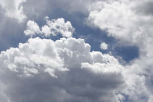 戲劇性的天空，有大量的白雲，襯托著深藍色的背景。