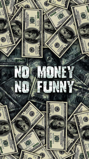 在一堆一百美元鈔票上寫著 'NO MONEY NO FUNNY' 的文字。